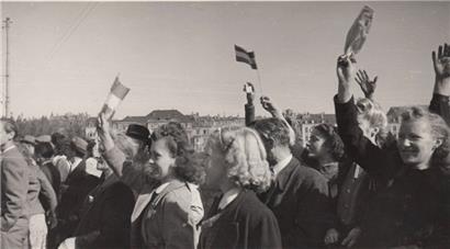 Les citadins de la ville de Luxembourg acclament les libérateurs américains le 10 septembre 1944 – mais la guerre n’était pas finie 
