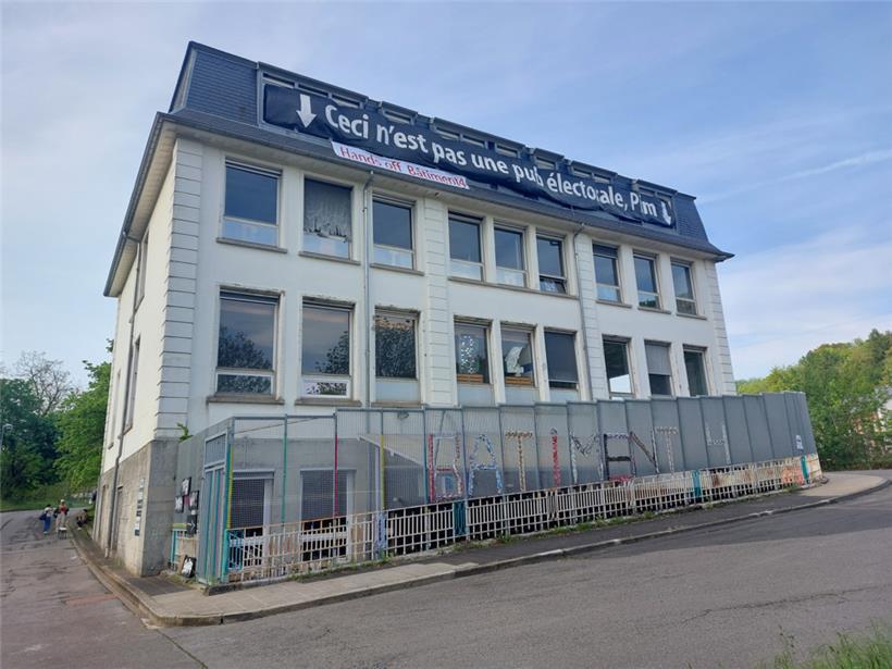 Les conflits au bâtiment se sont même invités dans la campagne électorale. La banderole accrochée par Richtung 22 a été enlevée et détruite en douce.
