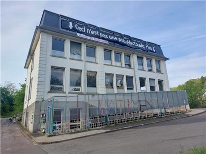 Les conflits au bâtiment se sont même invités dans la campagne électorale. La banderole accrochée par Richtung 22 a été enlevée et détruite en douce.
