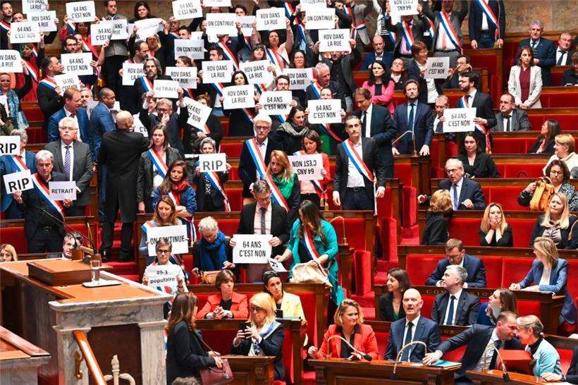 Les députés de „La France Insoumise“ (LFI) et d’autres de la coalition NUPES manifestent leur opposition à la réforme des retraites hier à l’Assemblée Nationale 
