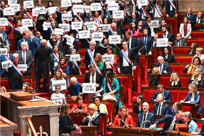 Les députés de „La France Insoumise“ (LFI) et d’autres de la coalition NUPES manifestent leur opposition à la réforme des retraites hier à l’Assemblée Nationale 
