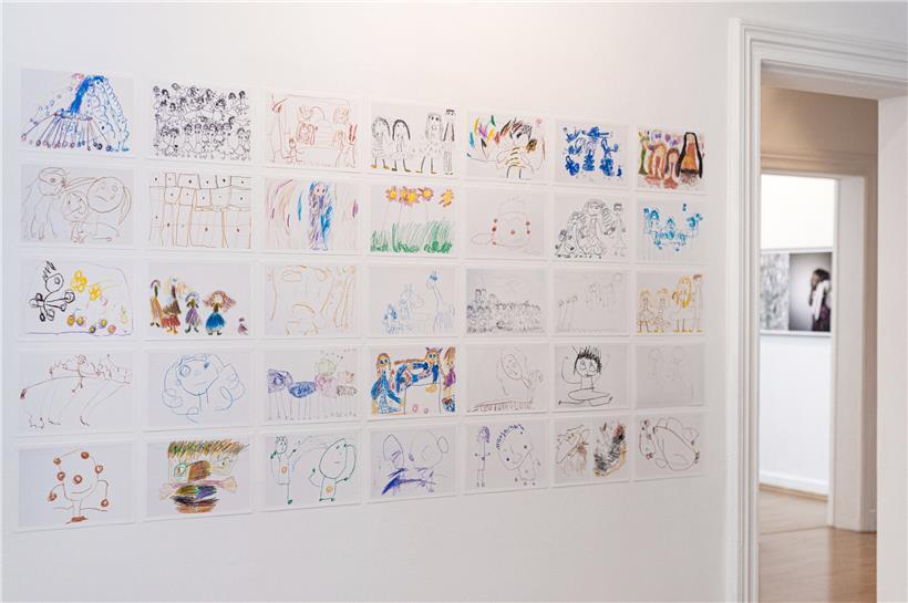 Les dessins des filles de l’artiste Cristina Dias De Magalhães actuellement exposés à la galerie Nei Liicht de Dudelange
