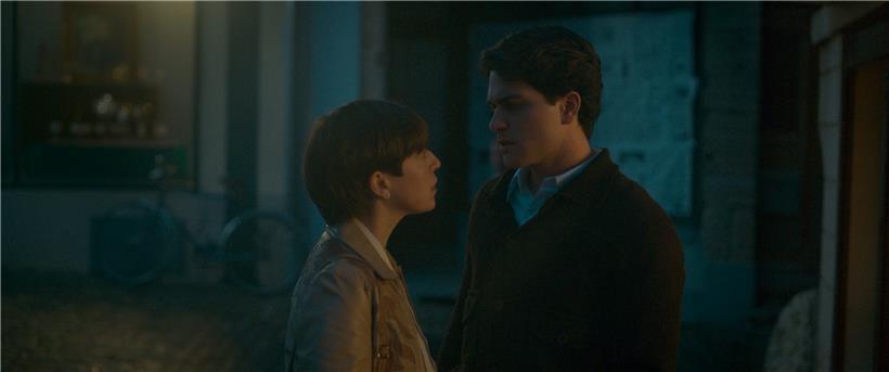 Les deux amoureux Mady (Marie Jung) et Antonio (Alessio Lapice) sont confrontés à des différences de milieu et d’appartenance 
