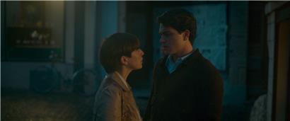Les deux amoureux Mady (Marie Jung) et Antonio (Alessio Lapice) sont confrontés à des différences de milieu et d’appartenance 
