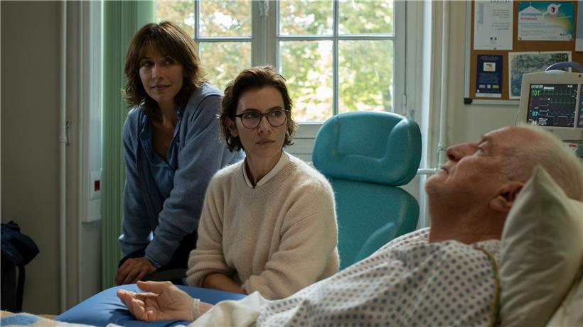 Les deux soeurs, incarnées par Sophie Marceau et Géraldine Pailhas, et leur père malade (André Dussollier), qui veut en finir
