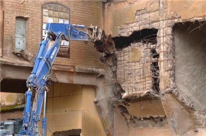 Les excavateurs en train de détruire les „Keeseminnen“
