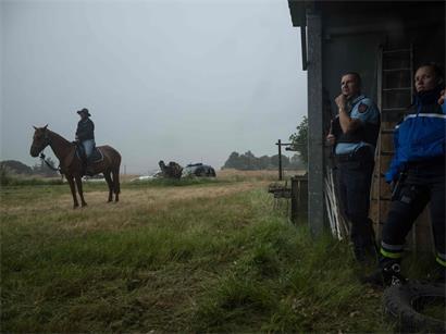 Leiche der kleinen Lyhanna auf Agrarbetrieb eingezäunt gefunden, Polizei vor Ort bei Tatortuntersuchung