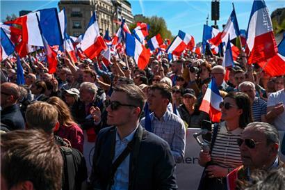 Les lepénistes s’étaient rassemblés à la place Vauban à Paris en soutien de Marine Le Pen condamnée en première instance pour détournement de fonds publics

