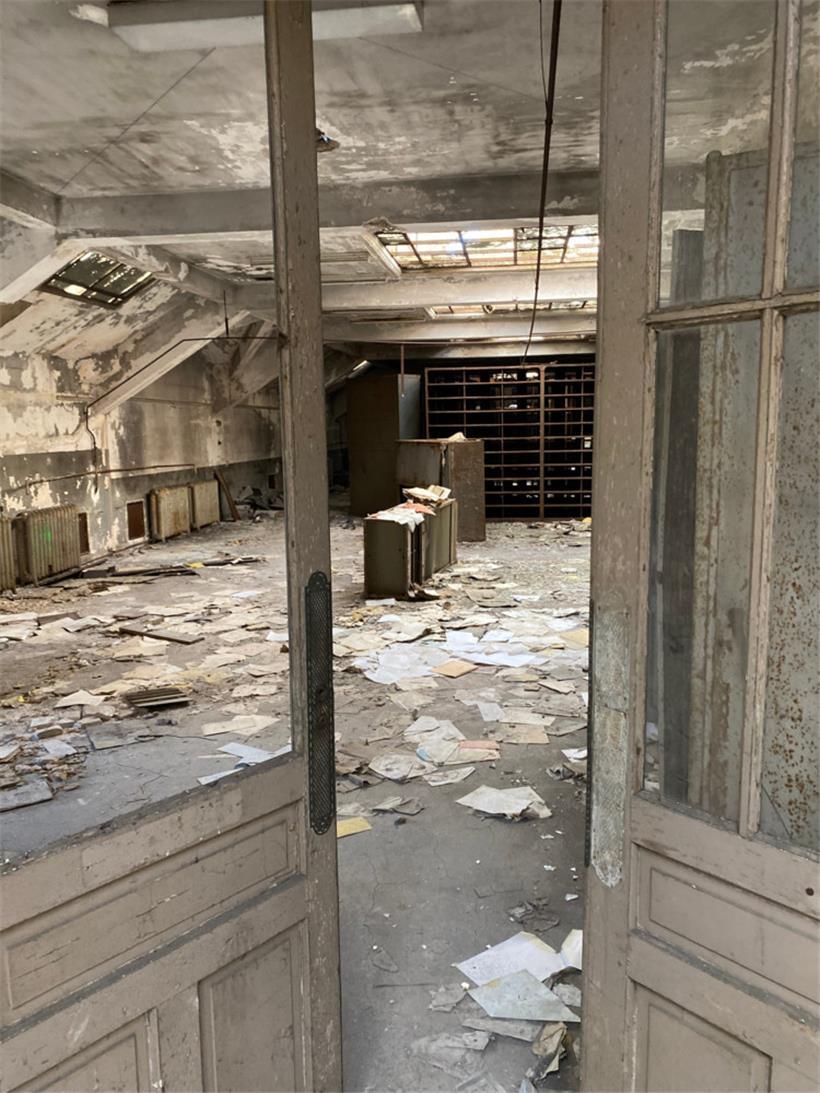 Les lieux abandonnés peuvent aussi renfermer des archives qui, introuvables par ailleurs, et de par la nature de leur découverte invitent aussi à de nouvelles formes d’écriture de l’histoire, comme le souligne l’historien français Nicolas Offenstadt
