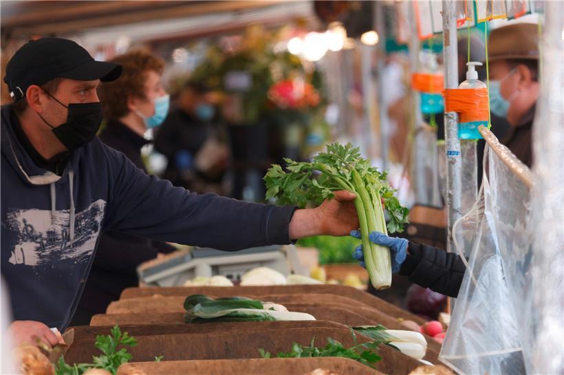 Les marchés restent ouverts en France, les écoles aussi – même si une majorité absolue de Français reste favorable à un reconfinement
