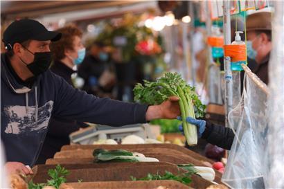 Les marchés restent ouverts en France, les écoles aussi – même si une majorité absolue de Français reste favorable à un reconfinement
