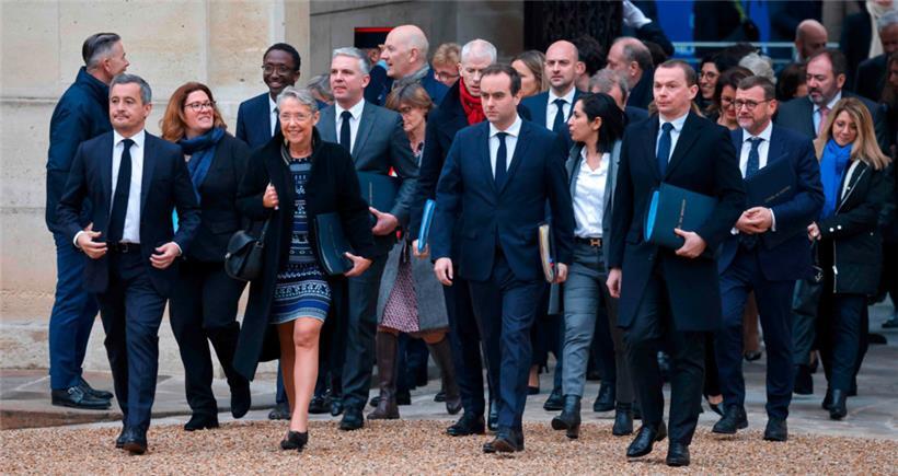 Les membres du gouvernement français se rendent à l’Elysée pour participer à une réunion avec le président Emmanuel Macron
