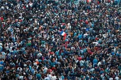 Les premières réactions sur la place de la République à Paris dimanche soir
