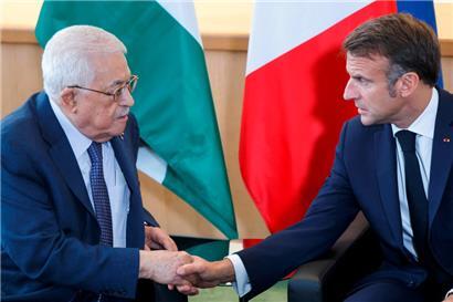 Les présidents Emmanuel Macron (d.) et Mahmud Abbas se sont rencontrés à New York en marge de l’Assemblée générale des Nations Unies en septembre dernier

