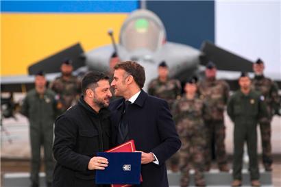 Les présidents Emmanuel Macron (d.) et Volodymyr Zelensky ont à plusieurs reprises manifesté leur amitié et bonne entente
