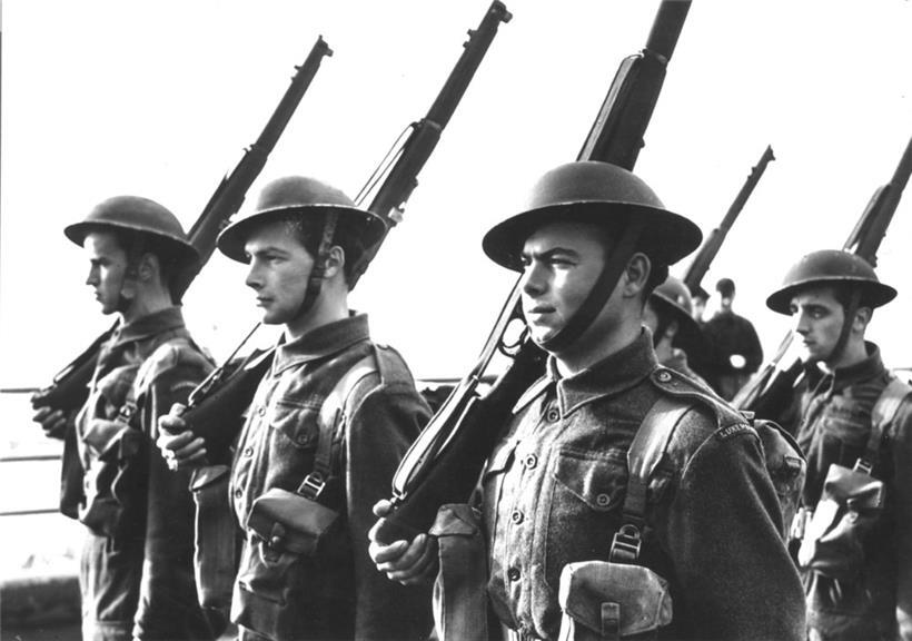 Les soldats de la Luxembourg Battery dans leurs uniformes britanniques arborant la mention „Luxembourg“ à l’épaule
