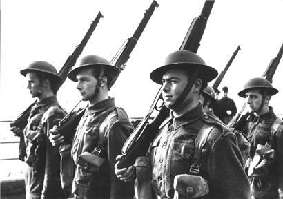 Les soldats de la Luxembourg Battery dans leurs uniformes britanniques arborant la mention „Luxembourg“ à l’épaule
