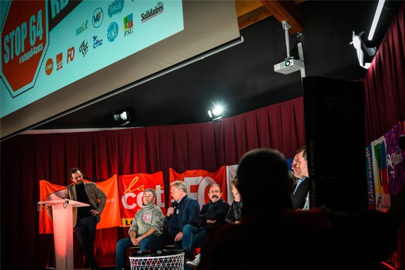 Les syndicalistes français Simon Duteil, François Hommeril, Philippe Martinez, Marylise Léon, Frédéric Souillot, Sylvie Deude, Dominique Corona et Benoit Teste participent à une réunion-débat organisée par plusieurs syndicats sur la réforme des retraites
