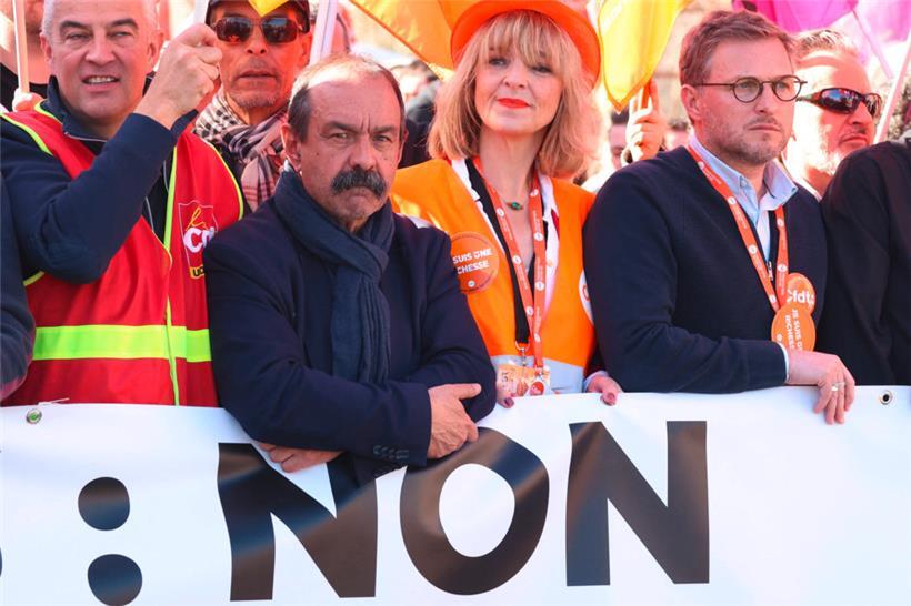 Les syndicats sont perçus comme les plus en pointe dans le combat contre la réforme des retraites: le leader de la CGT, Philippe Martinez (C)
