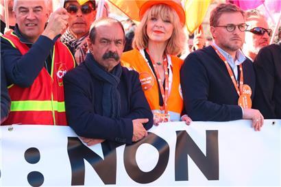 Les syndicats sont perçus comme les plus en pointe dans le combat contre la réforme des retraites: le leader de la CGT, Philippe Martinez (C)
