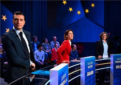 Les têtes de liste (d.g.) du Rassemblement National, Jordan Bardella, de Renaissance, Modem et Horizon, Valérie Hayer, et des Verts, Marie Toussaint, lundi sur le plateau de BFM-TV
