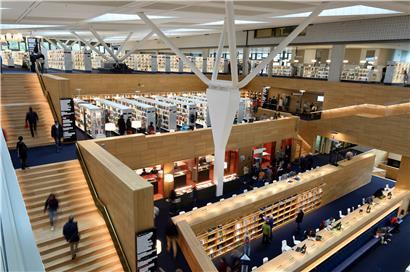 L’espace public en terrasses fascine le visiteur autant qu’il facilite sa venue
