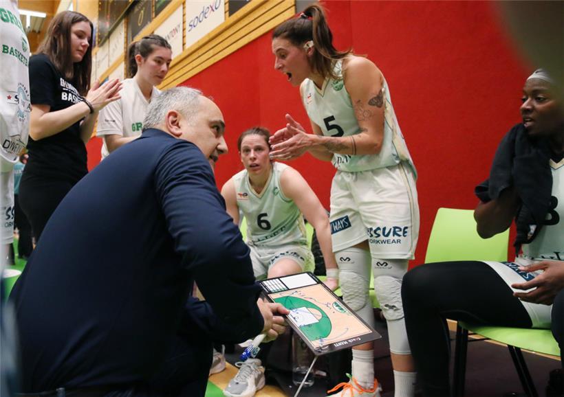 Letzte Anfeuerungsrufe von Hostert-Co-Kapitänin Lisy Hetting
