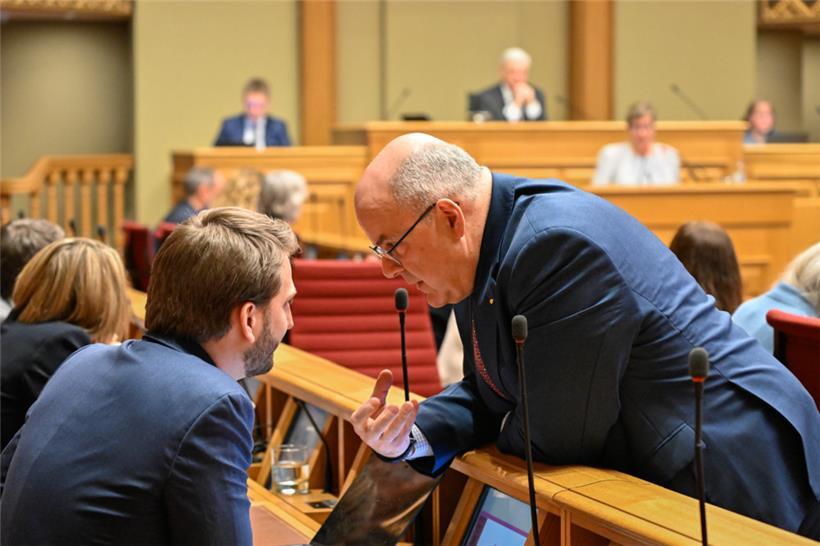 Letzte Tipps vom Veteranen: Alex Donnersbach klärt letzte Details mit Fraktionspräsident Marc Spautz ab, ehe er ans Rednerpult tritt
