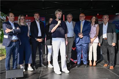 Letzte große Wahlveranstaltung vor dem Wahlsonntag in Sanem (v.l.): Dan Biancalana, Michaela Morrisova, Franz Fayot, Danielle Filbig, Francine Closener, Nicolas Schmit, Marc Angel, Liz Braz und Mars Di Bartolomeo auf der Bühne
