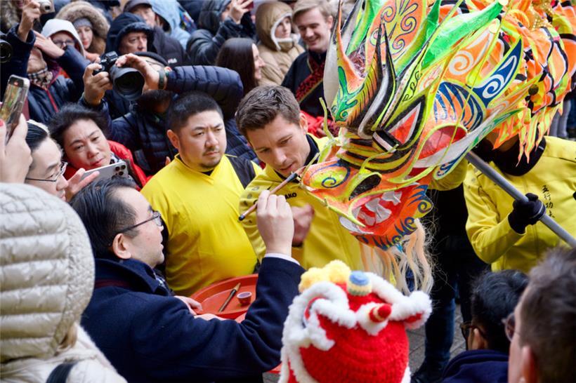 Letzter Pinselstrich für die Drachenschnauze
