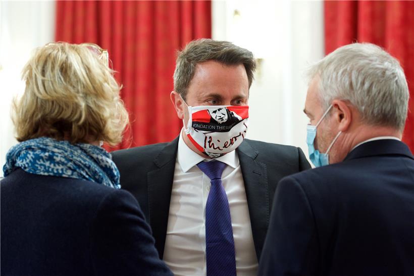 Letztes Absprechen der Regierungsvertreter vor der Sitzung
