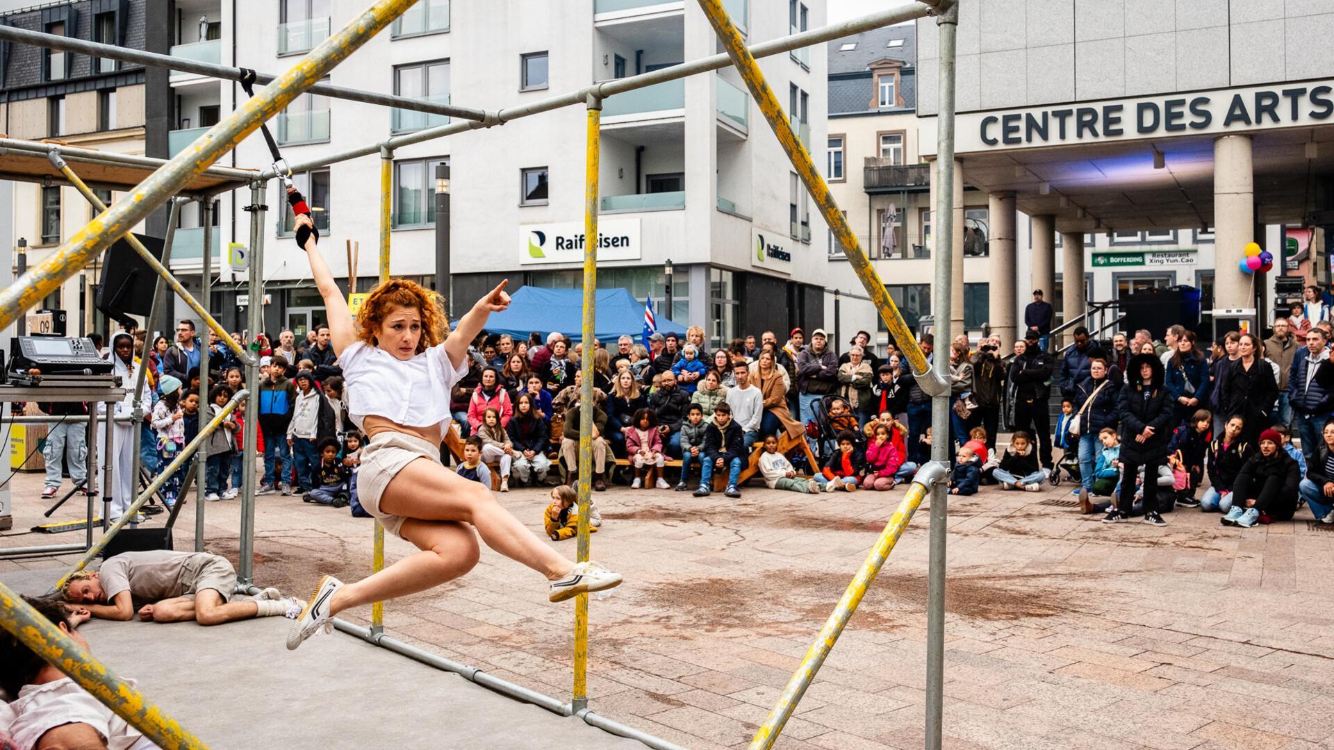 Letztes Jahr beeindruckten professionelle Akrobaten vor dem „CAPE – Centre des arts pluriels Ettelbruck“ u.a. mit der Performance an einem Baugerüst