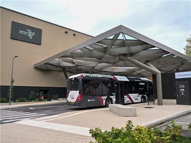 Moderner Busbahnhof am Kulturzentrum Machera, symbolisch für neue städtische Infrastrukturprojekte im letzten Jahr