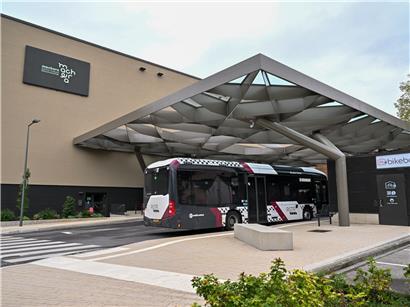 Moderner Busbahnhof am Kulturzentrum Machera, symbolisch für neue städtische Infrastrukturprojekte im letzten Jahr