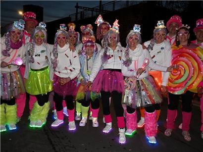 Leuchtende Accessoires bei bunten Abendumzügen sorgen für strahlende Highlights und festliche Stimmung in der Dunkelheit