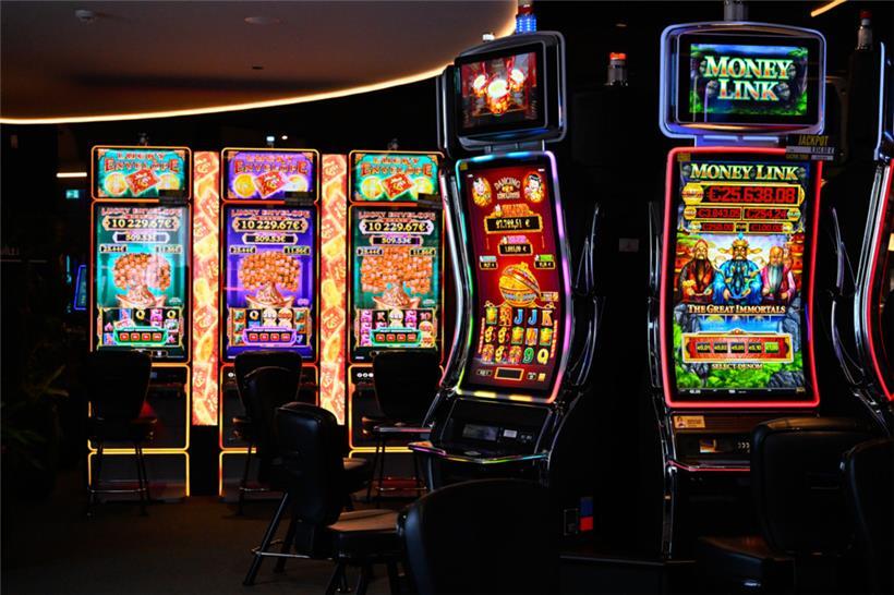 Leuchtende Kunst der Verführung: Die Jackpots locken die Spieler an.