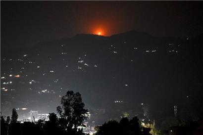 Leuchtrakete über einem Hügel in der Nähe der Hauptstadt des Distrikts Poonch: Indien gibt am 7. Mai bekannt, dass es „Präzisionsschläge gegen Terroristenlager“ in Pakistan und im pakistanisch kontrollierten Teil Kaschmirs durchgeführt hab
