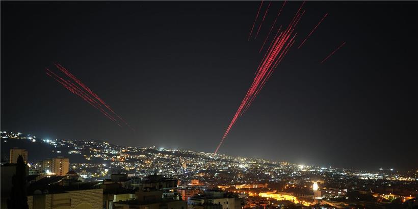 Leuchtspurgeschosse erhellen den dunklen Nachthimmel über Beirut bei Nacht