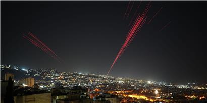 Leuchtspurgeschosse erhellen den dunklen Nachthimmel über Beirut bei Nacht