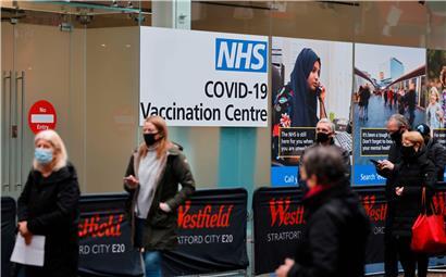 Leute warten vor einem Impfzentrum des NHS in Westfield Stratford im Osten Londons
