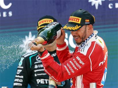 Lewis Hamilton feiert ersten Formel-1-Sieg im Ferrari-Rennanzug auf der Siegertribüne