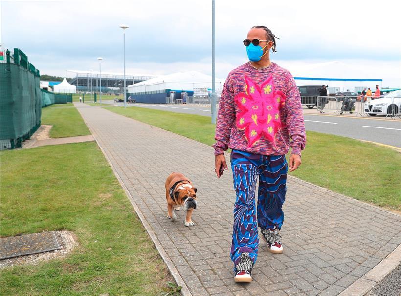 Lewis Hamilton in Begleitung seines Vierbeiners Roscoe vor dem Fahrerlager in Silverstone
