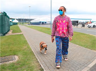 Lewis Hamilton in Begleitung seines Vierbeiners Roscoe vor dem Fahrerlager in Silverstone
