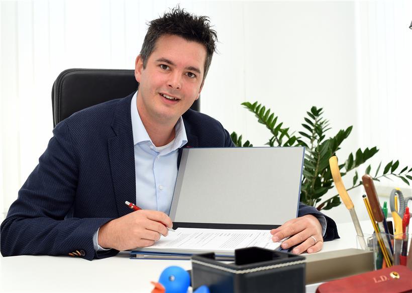 Lex Delles an seinem Schreibtisch im Ministerium 
