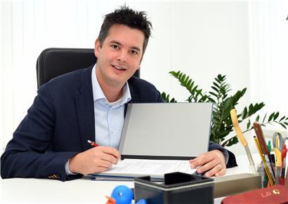 Lex Delles an seinem Schreibtisch im Ministerium 
