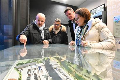 Lex Delles und Yuriko Backes machten sich am Dienstagnachmittag ein Bild von der aktuellen Lage in Mertert
