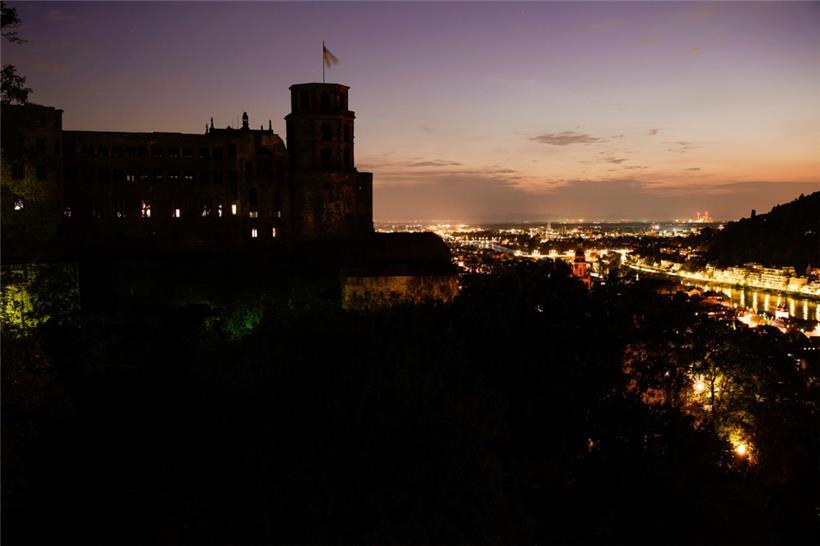 Licht aus, Spot auch: Die Silhouette des nicht mehr angeleuchteten Heidelberger Schlosses. 
