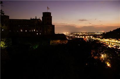 Licht aus, Spot auch: Die Silhouette des nicht mehr angeleuchteten Heidelberger Schlosses. 
