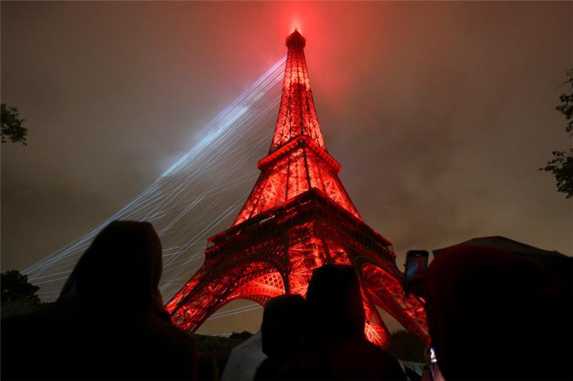 Lichter beleuchten den Eiffelturm bei der Eröffnungsfeier der Olympischen Sommerspiele in Paris

