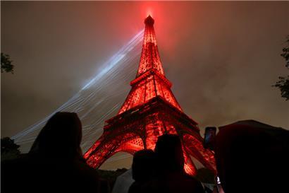 Lichter beleuchten den Eiffelturm bei der Eröffnungsfeier der Olympischen Sommerspiele in Paris
